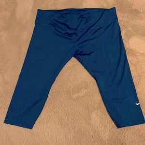 NWOT NIKE SZ 3X CAPRI LEGGINGS